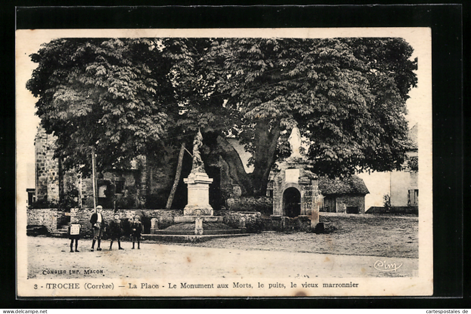 CPA Troche, La Place, Le Monument Aux Morts, Le Puits, Le Vieux Marronnier  - Sonstige & Ohne Zuordnung
