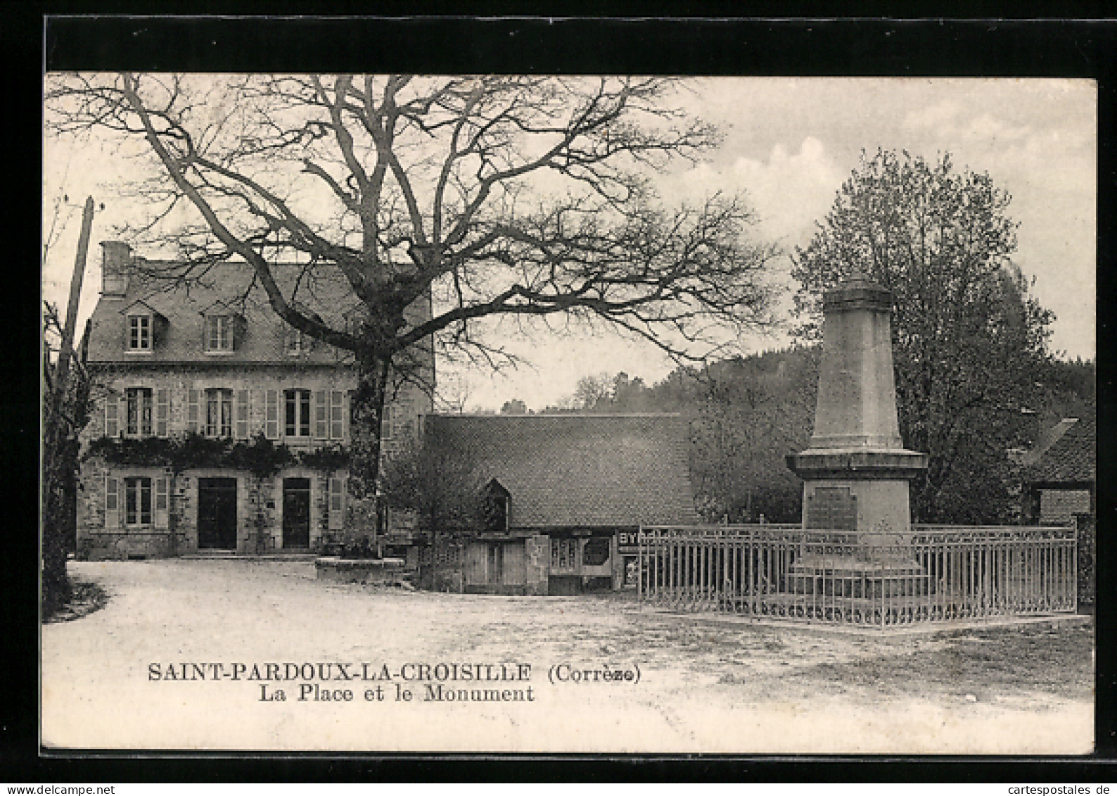 CPA Saint-Pardoux-la-Croisille, La Place Et Le Monument  - Other & Unclassified