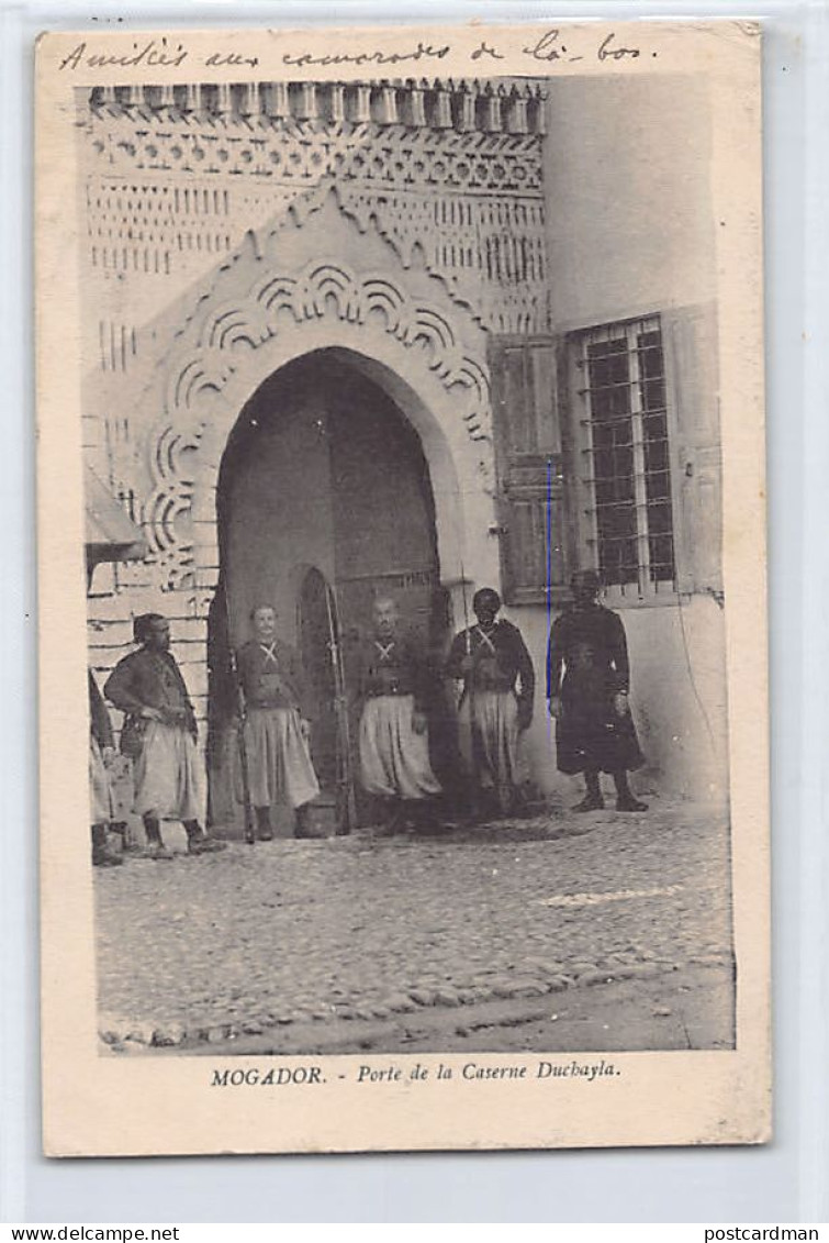 MOGADOR Essaouira - Porte De La Caserne Duchayla Gardée Par Des Zouaves - Ed. Inconnu  - Andere & Zonder Classificatie
