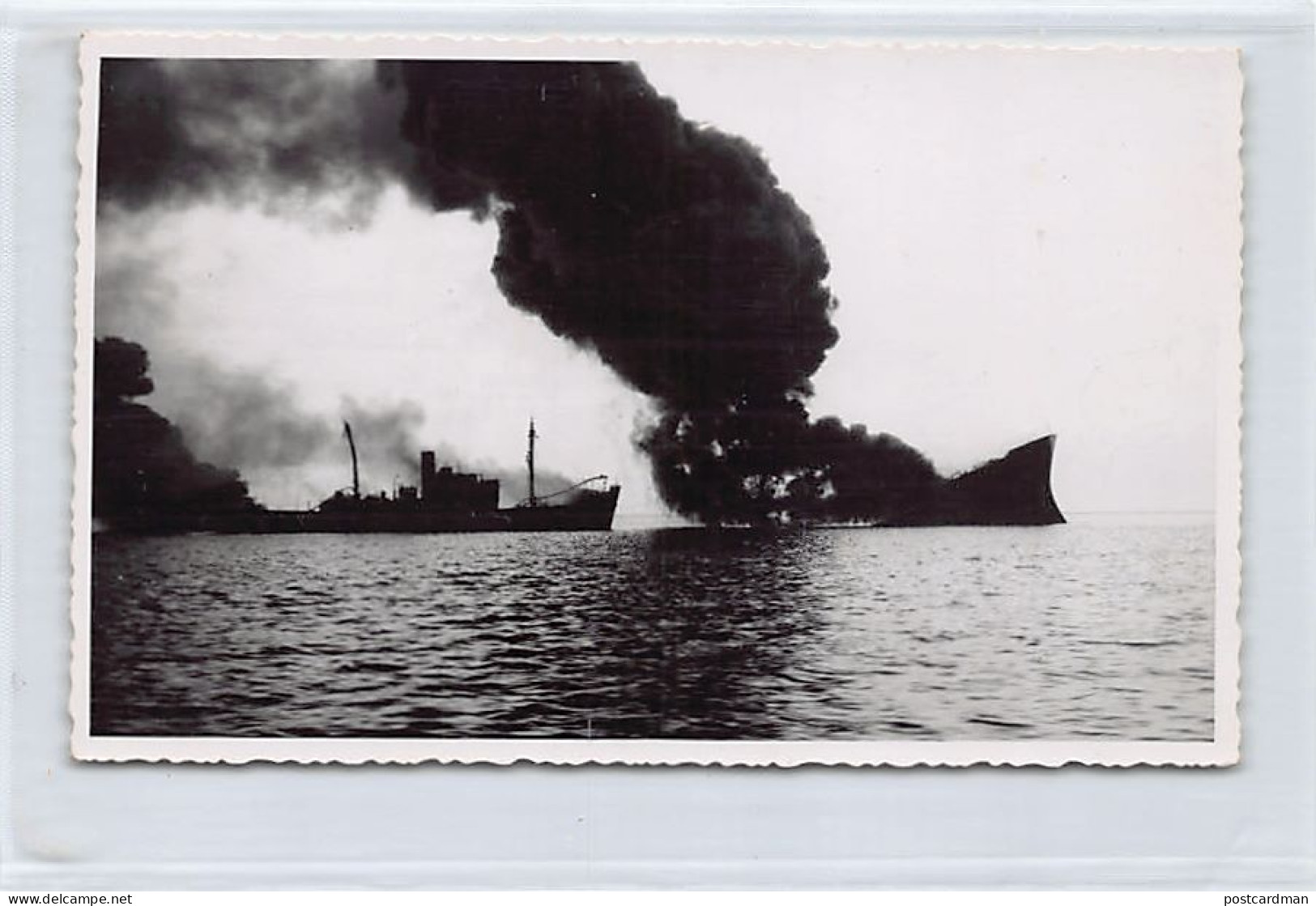 Egypt - Liberian Oil Tanker Burning In The Gulf Of Alexandria In 1963 - REAL PHOTO - Publ. Unknown  - Alexandrië