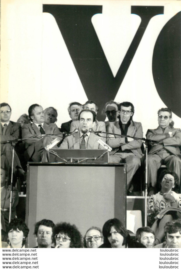 GEORGES MARCHAIS PRONONCE UN DISCOURS AU PARC DES PRINCES  JUIN 1981 PHOTO DE PRESSE 24X18CM - Célébrités