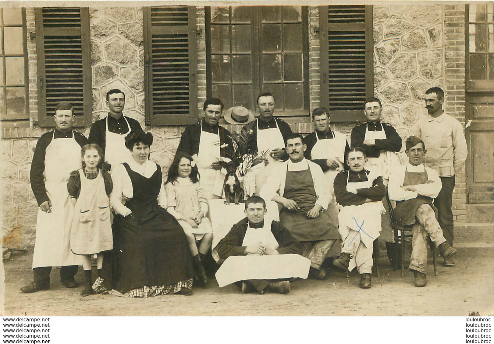 CARTE PHOTO SOLDATS EN TABLIERS ET FEMME ET ENFANT - Other & Unclassified