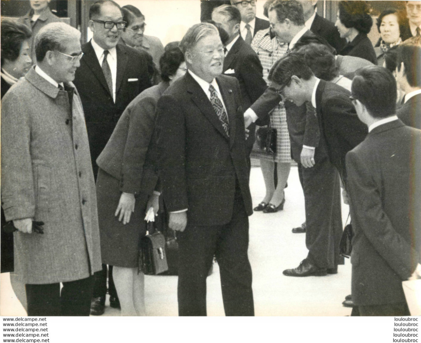 ARRIVEE DU MINISTRE DES AFFAIRES ETRANGERES DU JAPON A PARIS MASAIOSHI OHIRA 1973 PHOTO 24X18CM - Célébrités