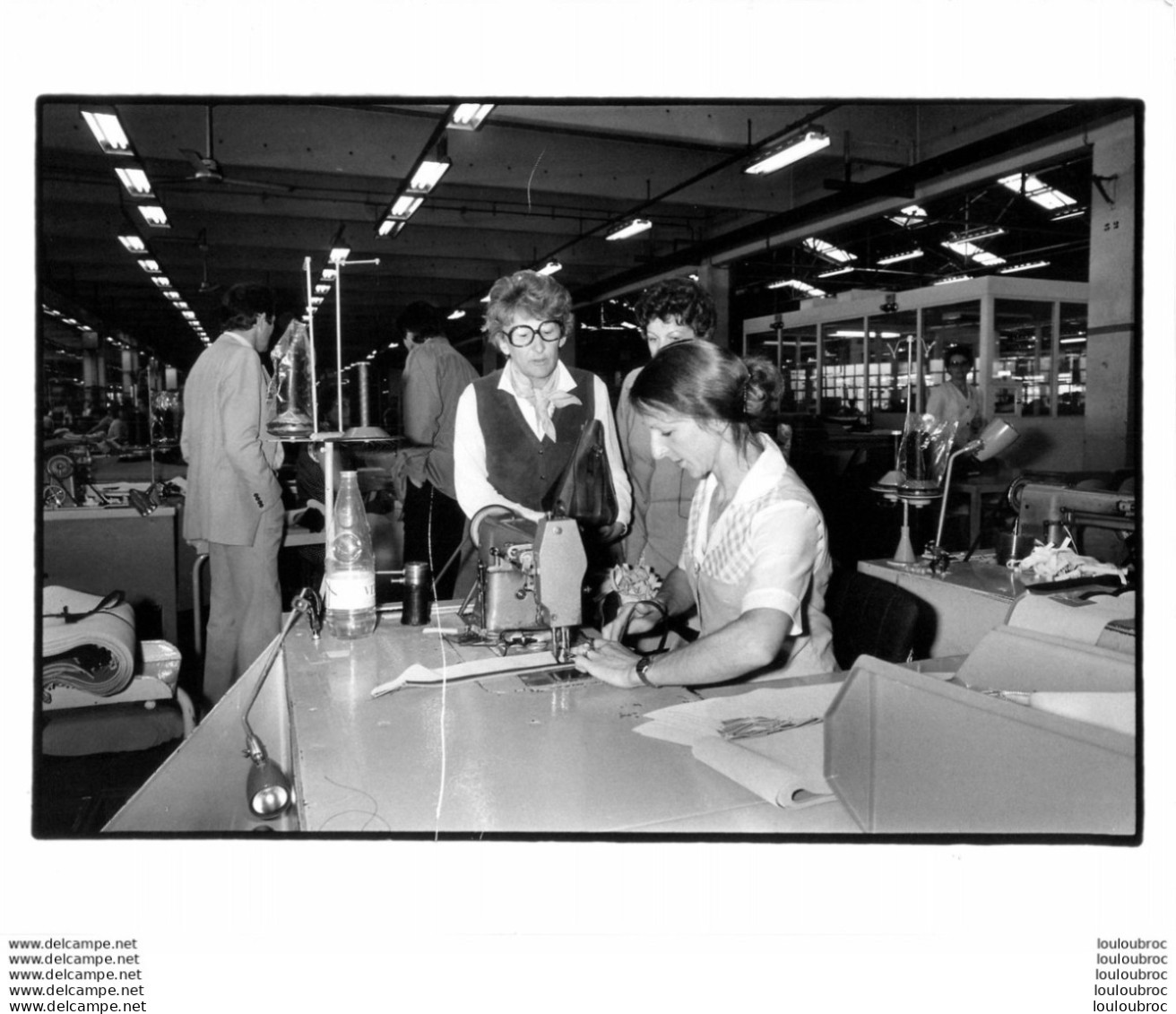 YVETTE ROUDY  1981 A FLINS USINES RENAULT AUX ATELIERS DE SELLERIE PHOTO DE PRESSE 25 X 20 CM - Berühmtheiten