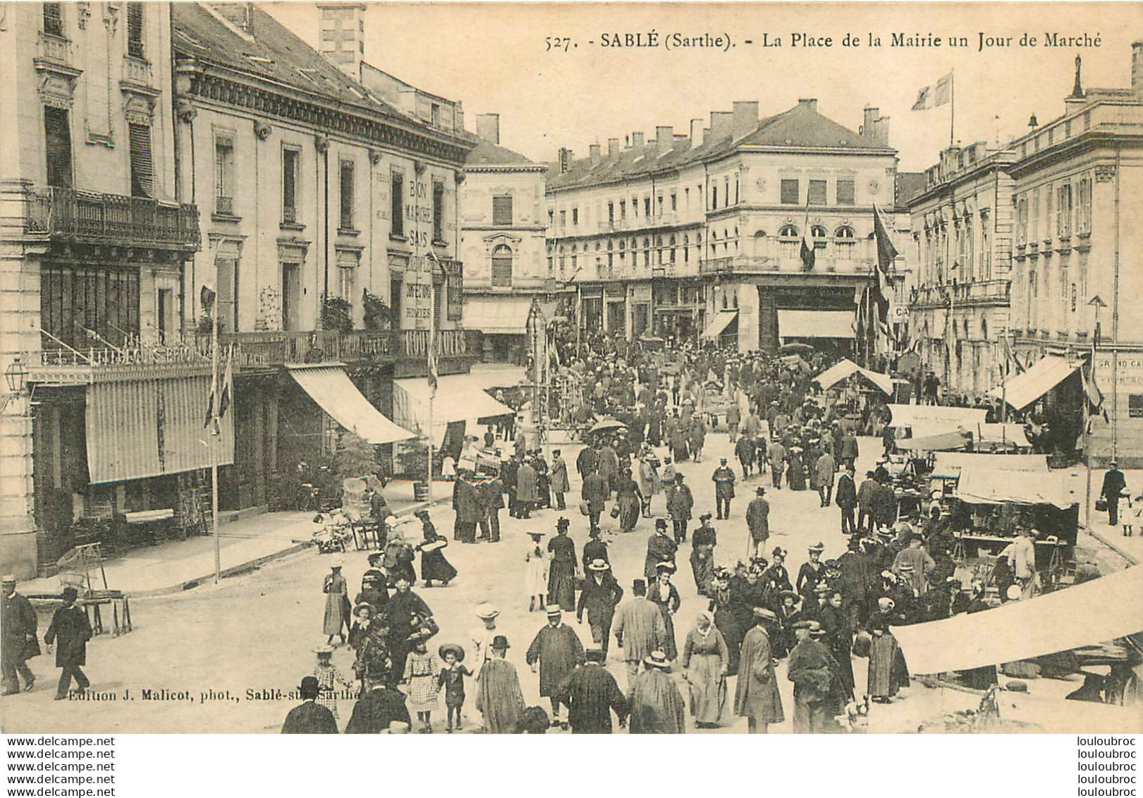 SABLE LA PLACE DE LA MAIRIE UN JOUR DE MARCHE - Sable Sur Sarthe