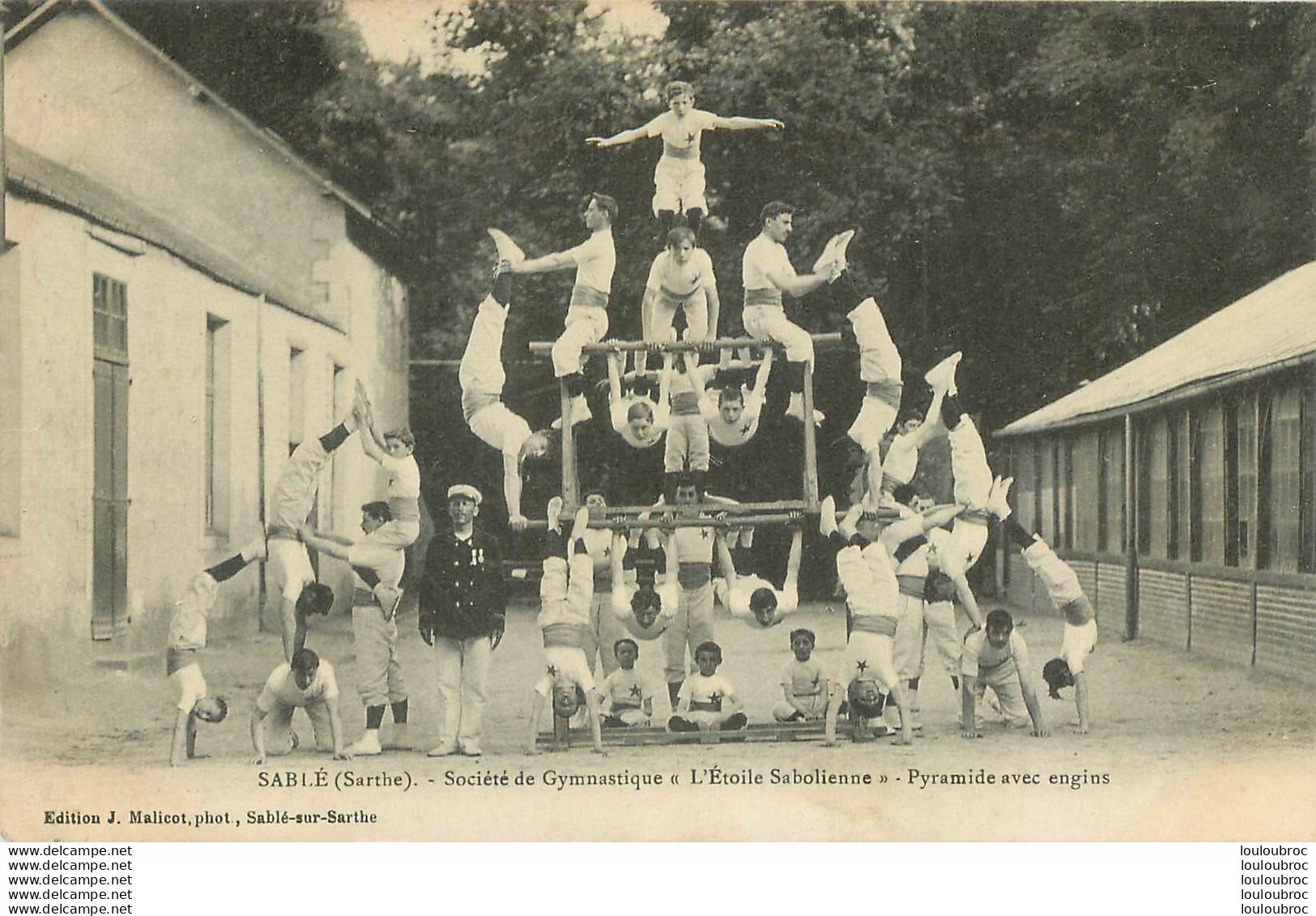 SABLE SOCIETE DE GYMNASTIQUE ETOILE SABOLIENNE PYRAMIDE AVEC ENGINS - Sable Sur Sarthe