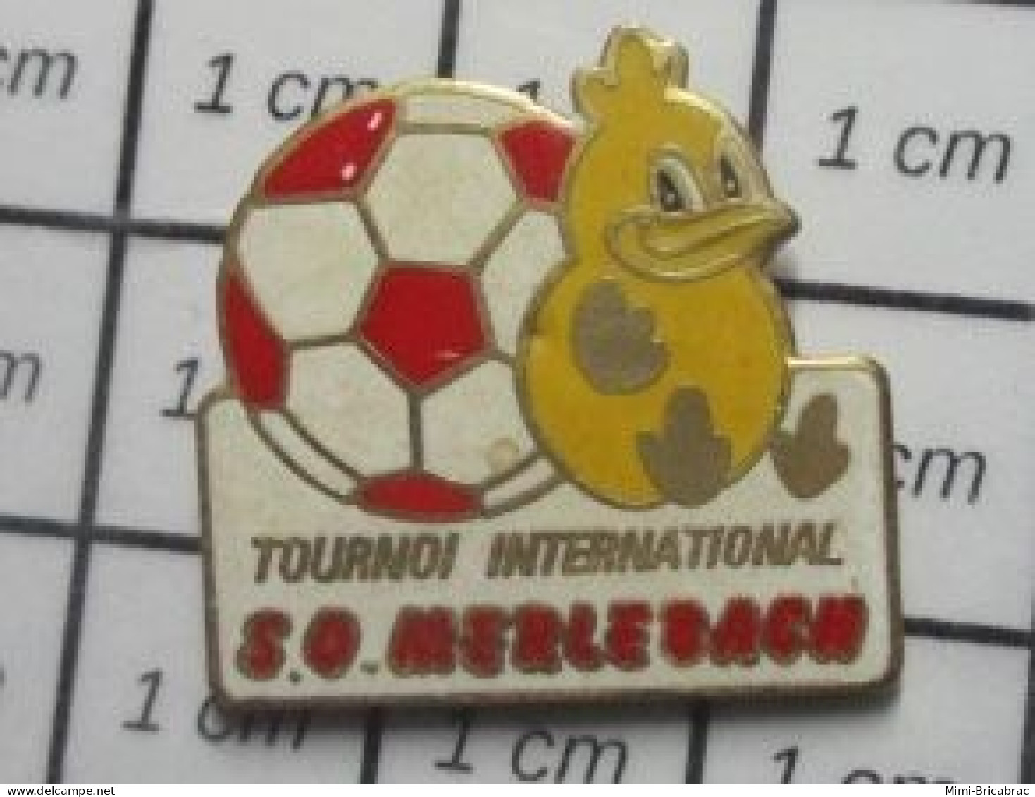 813c Pin's Pins / Beau Et Rare : SPORTS / TOURNOI FOOTBALL INTERNATIONAL POUSSIN S.O. MERLEBACH - Voetbal