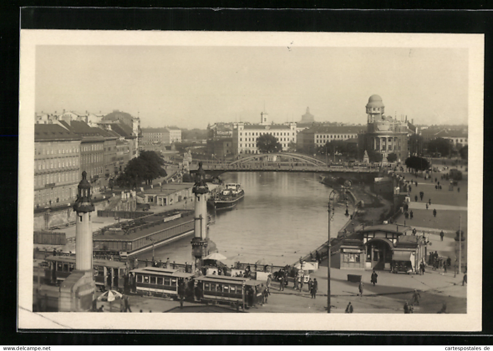 AK Wien I., Strassenbahn Am Kai Mit Urania  - Tramways