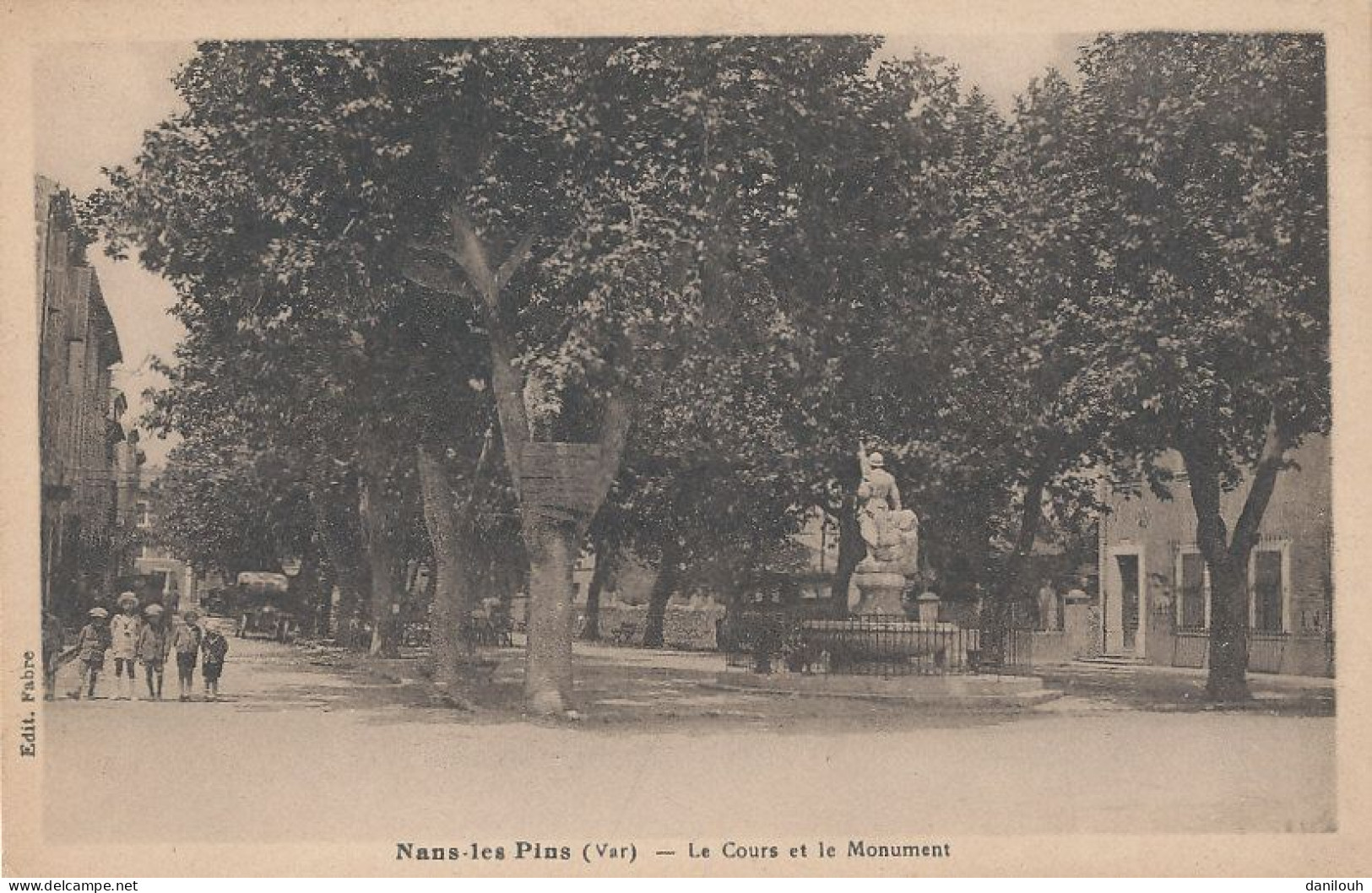 83 // NANS LES PINS    Le Cours Et Le Monument - Nans-les-Pins