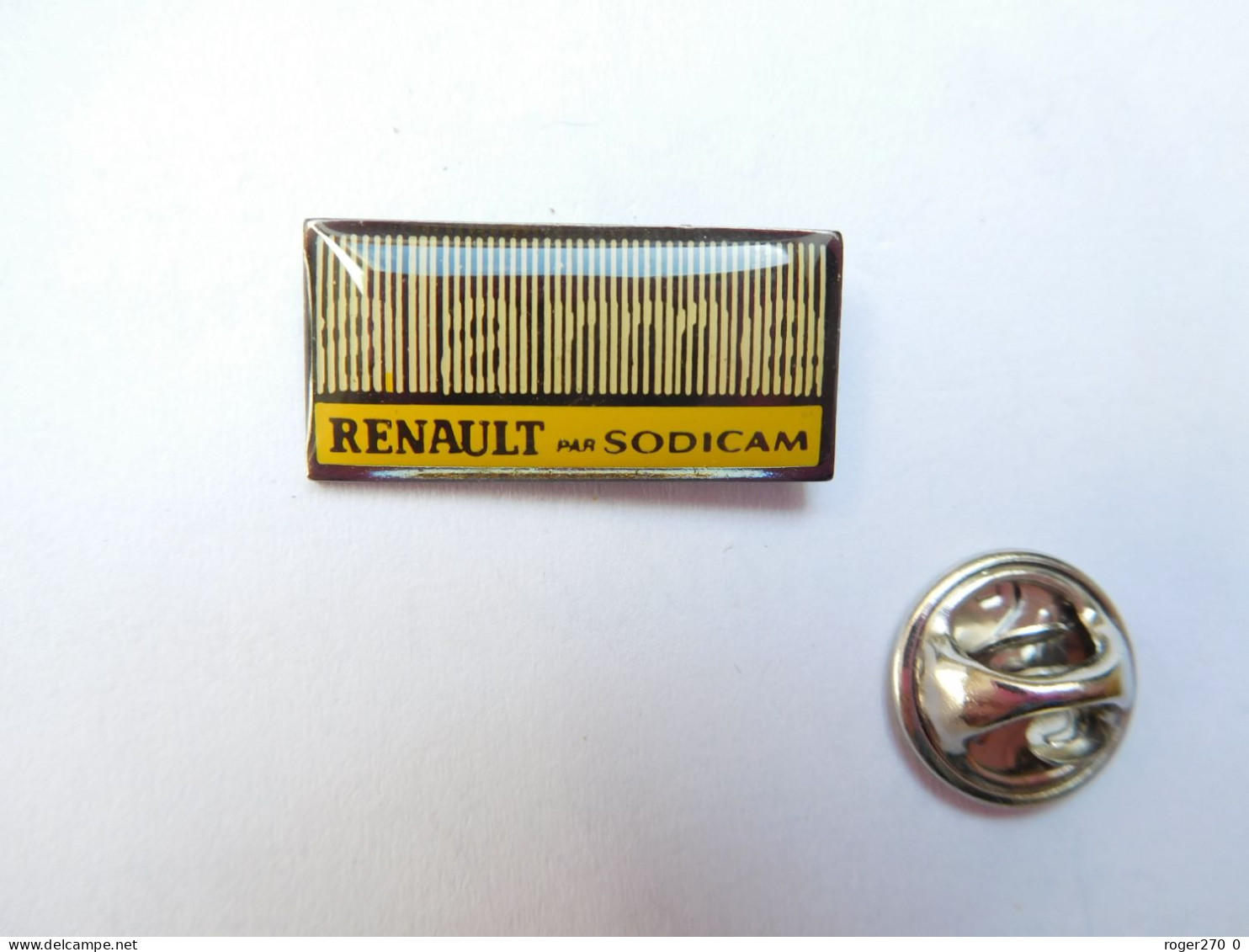 Beau Pin's , Auto Renault , Sodicam , Alarme , Signé Manitoba - Renault