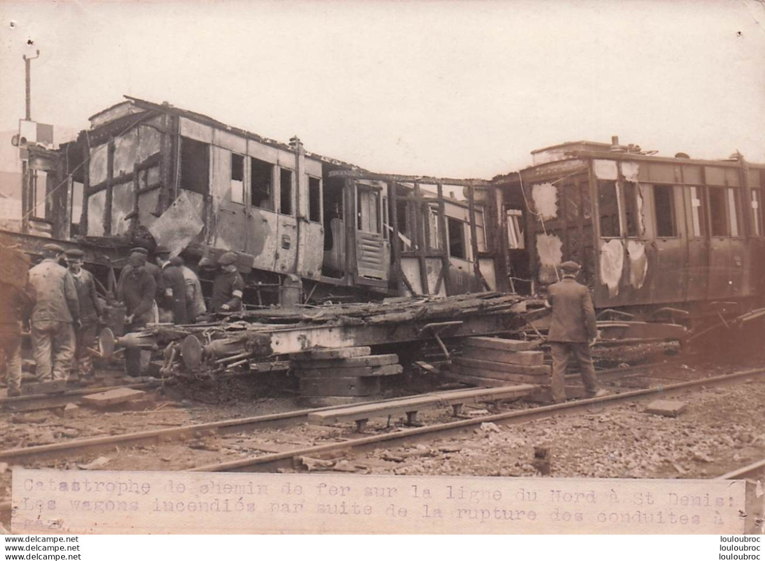 RARE DERAILLEMENT DU TRAIN POSTE DE BOULOGNE LE 01 FEVRIER 1916 LIGNE DU NORD A ST DENIS PHOTO  PRESSE 16.50 X 11.50 CM - Trains