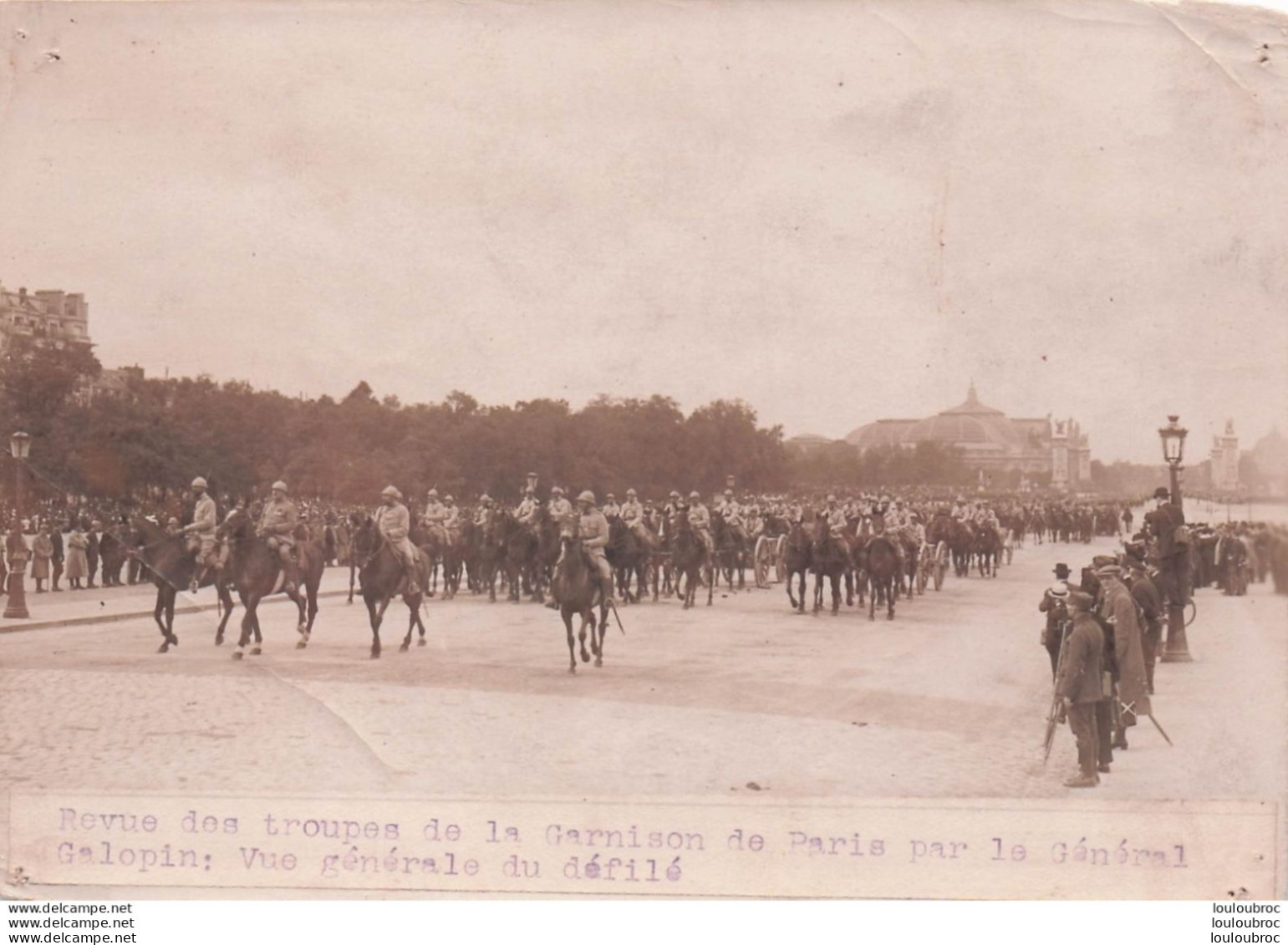 REVUE DES TROUPES DE LA GARNISON DE PARIS PAR LE GENERAL GALOPIN WW1  1916  PHOTO DE  PRESSE 16X12CM - Guerre, Militaire