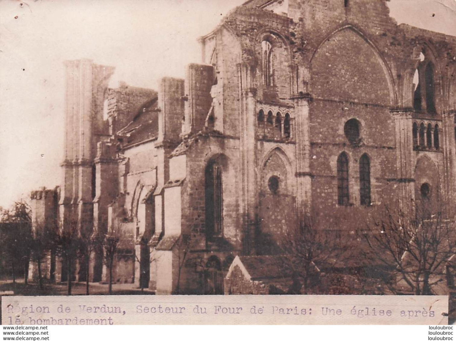 SECTEUR DU FOUR DE PARIS REGION DE VERDUN  UNE EGLISE APRES ETRE  BOMBARDEE  WW1  1915  PHOTO DE  PRESSE 16X12CM - Guerre, Militaire