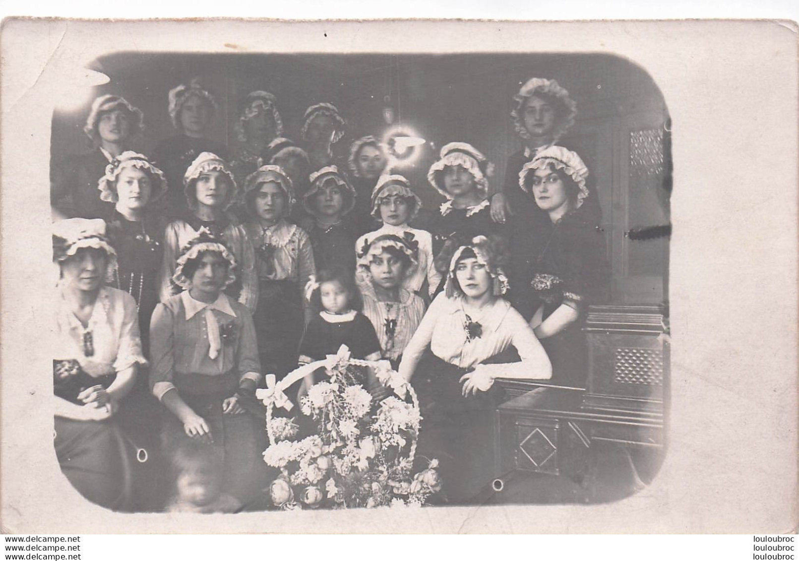 CARTE PHOTO  GROUPE DE FEMMES AVEC LEUS COIFFES - To Identify