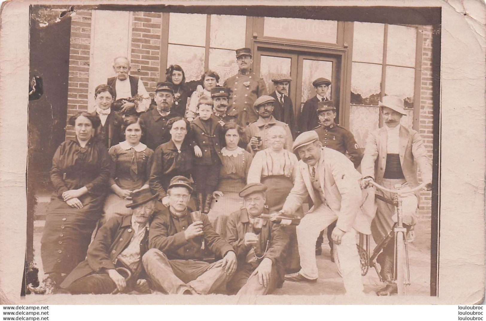 CARTE PHOTO GROUPE DE SOLDATS ET CIVILS - To Identify