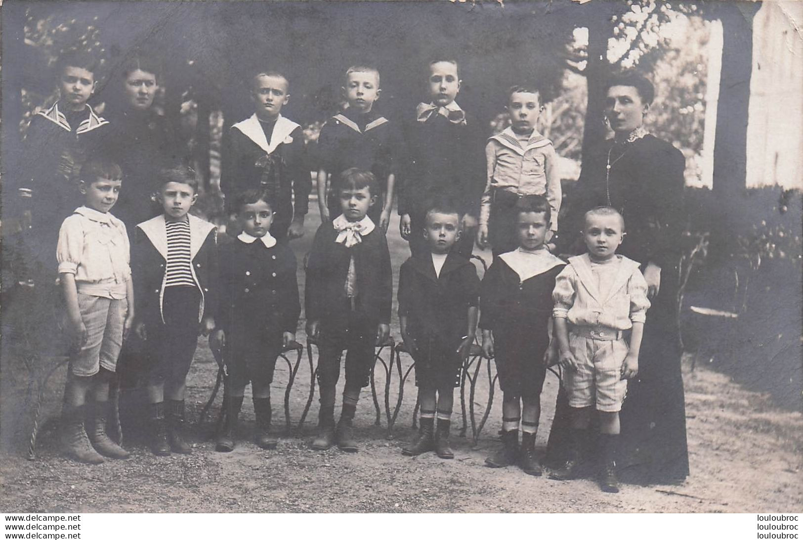 CARTE PHOTO GROUPE D'ENFANTS ET LA MAITRESSE LIEU NON IDENTIFIE - Zu Identifizieren