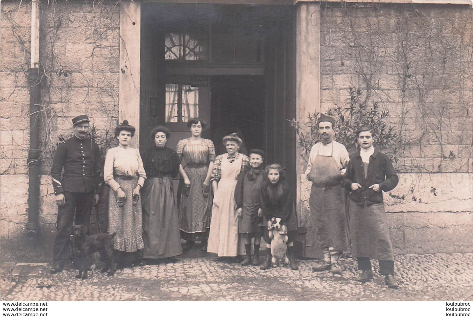 CARTE PHOTO GROUPE DE PERSONNES DEVANT UN PORCHE  LIEU NON IDENTIFIE - To Identify