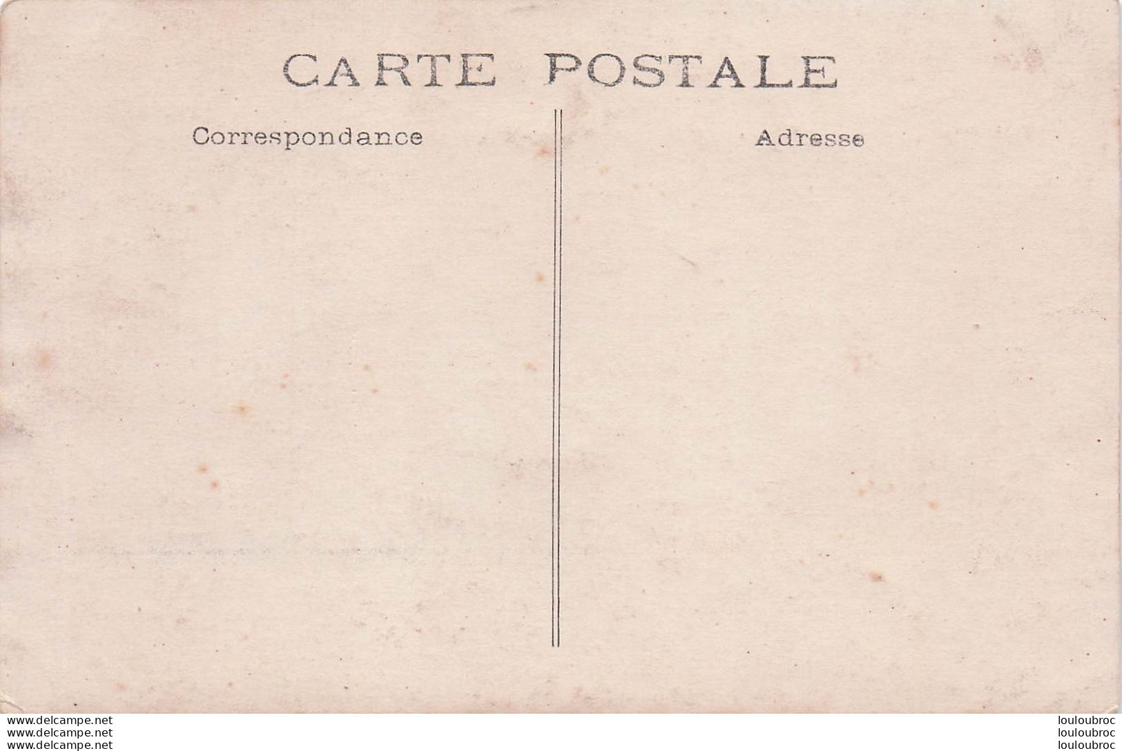 CARTE PHOTO GROUPE DE PERSONNES DEVANT UN PORCHE  LIEU NON IDENTIFIE - To Identify