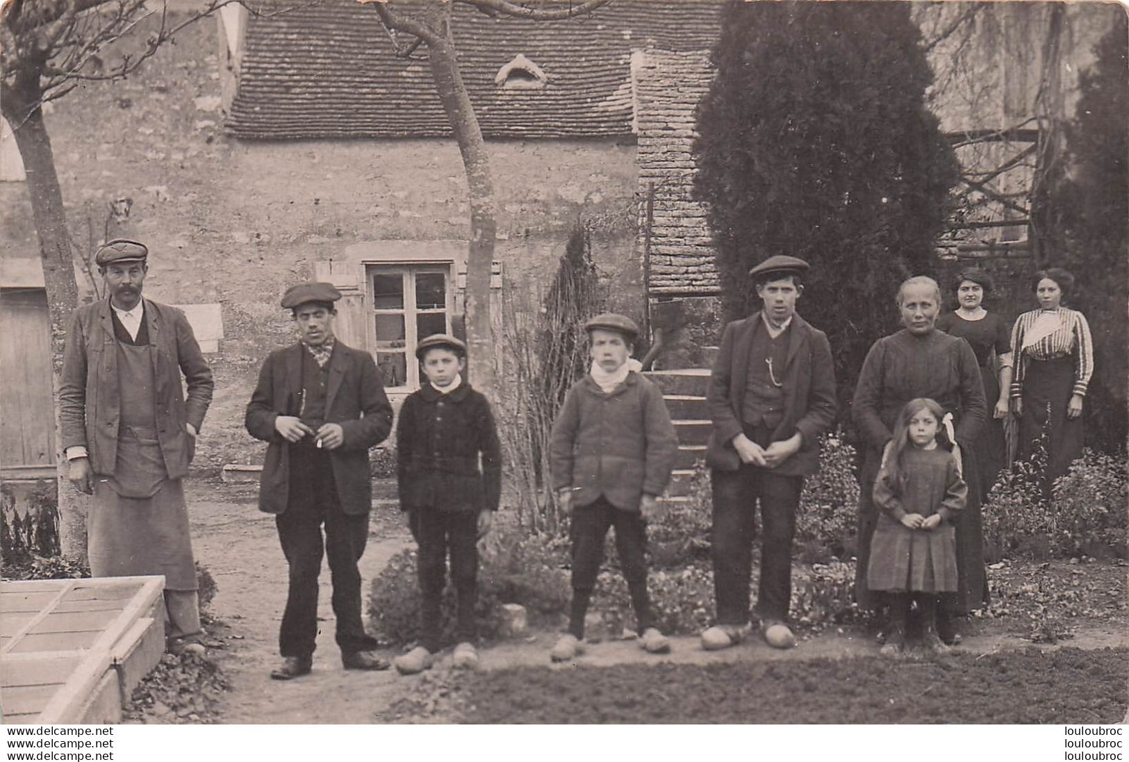 CARTE PHOTO  LIEU NON IDENTIFIE  GROUPE DE PERSONNES - To Identify