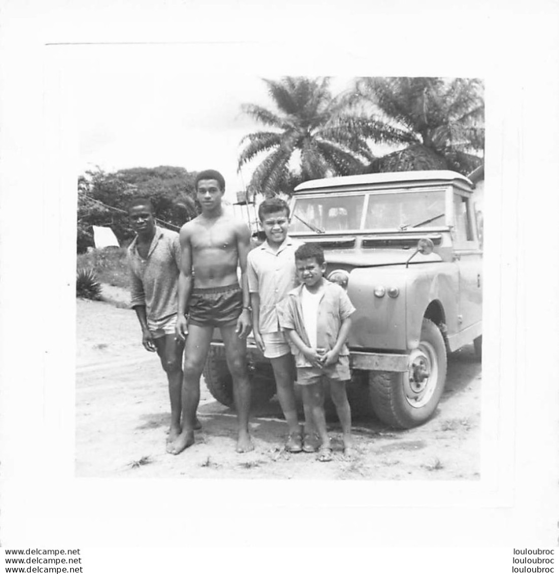 GABON FOUGAMOU AVEC VEHICULE 4X4  1963 PHOTOGRAPHIE ANONYME VINTAGE SNAPSHOT  PHOTO ARGENTIQUE  9X9CM - Lieux