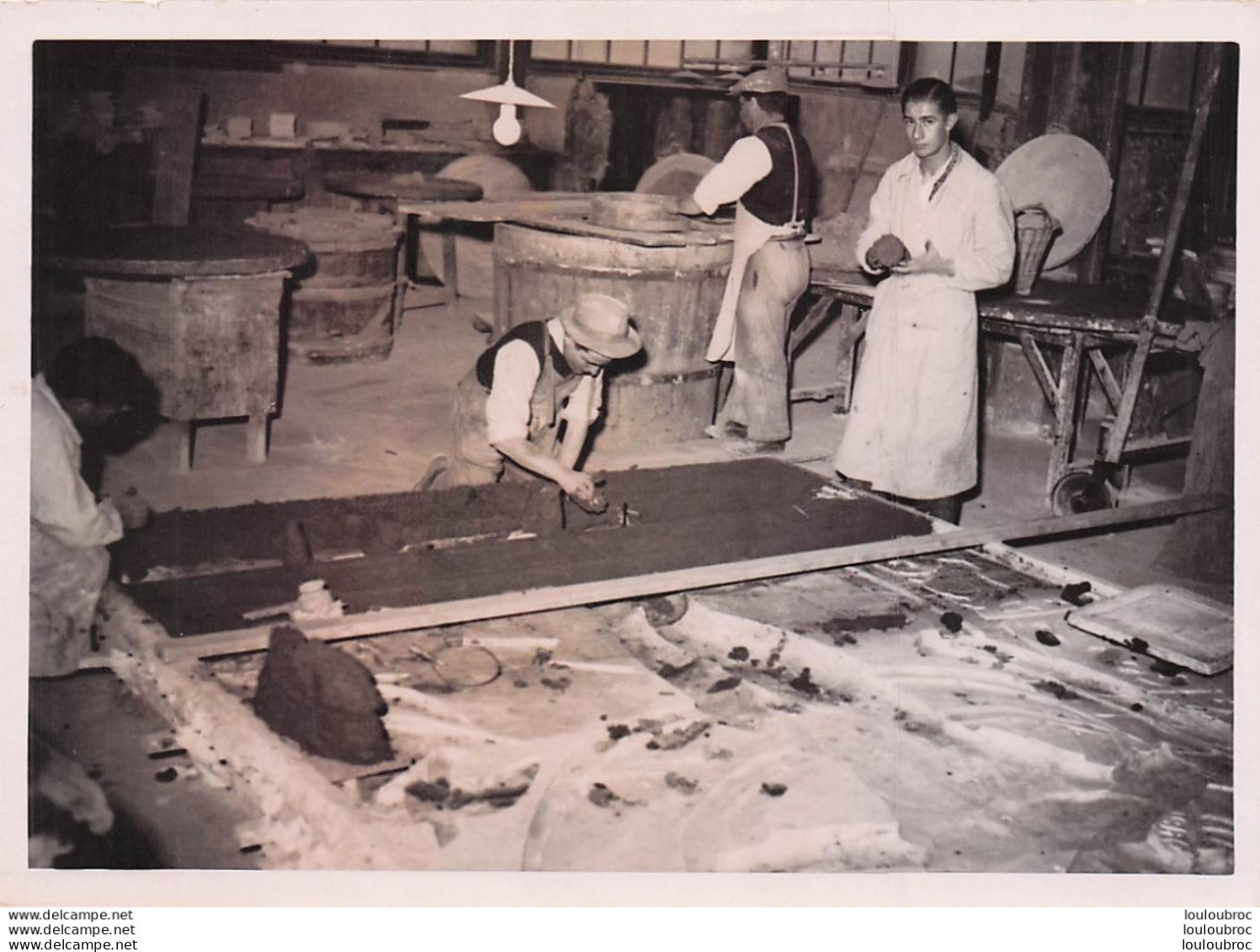 MANUFACTURE DE SEVRES EN 1936 TRAVAUX POUR L'EXPOSITION INTERNATIONALE DE 1937 PREPARATION DES PANNEAUX PHOTO  18X13CM - Professions