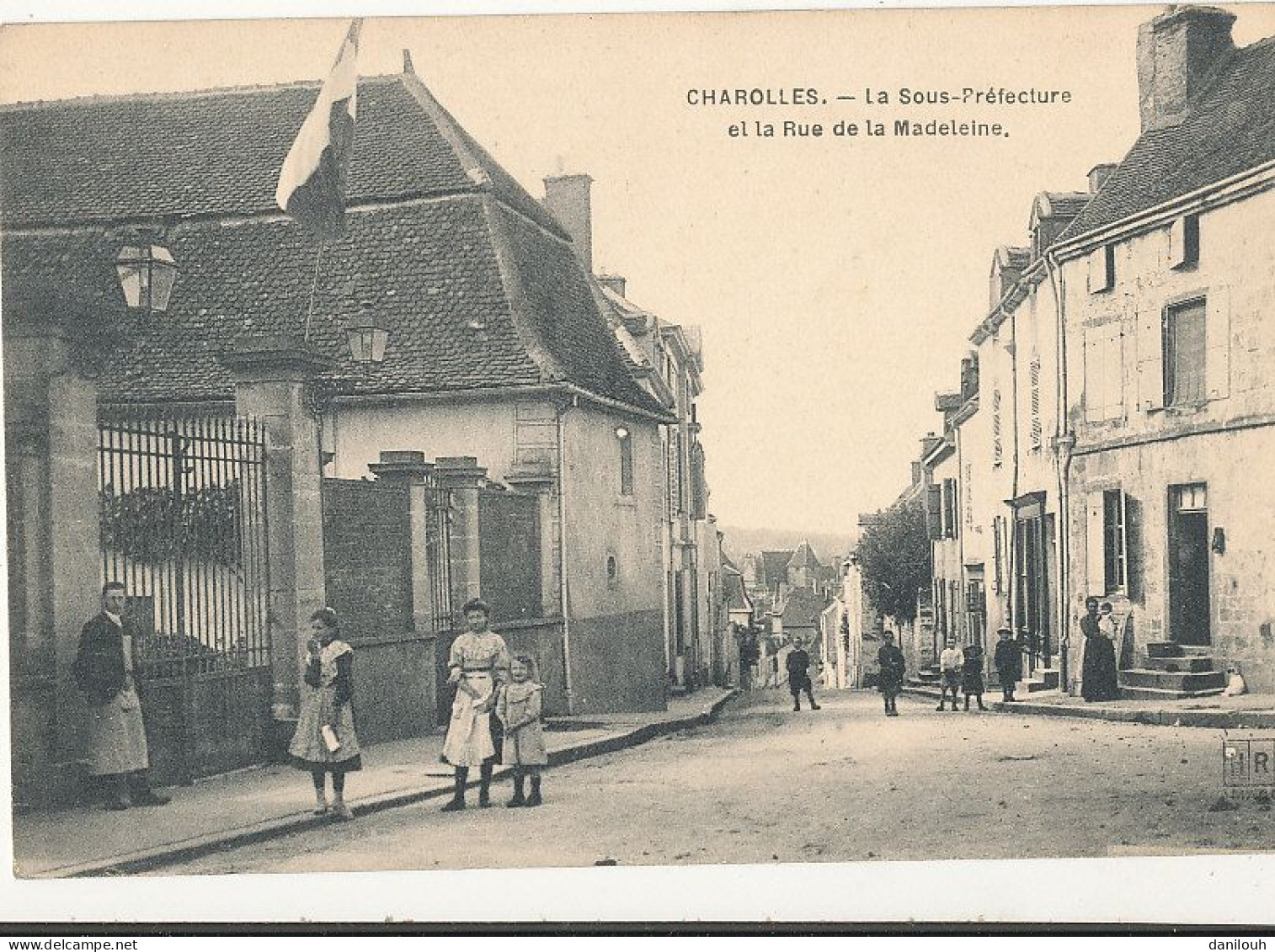 71 // CHAROLLES   La Sous Préfecture Et La Rue De La Madeleine   ANIMEE - Charolles
