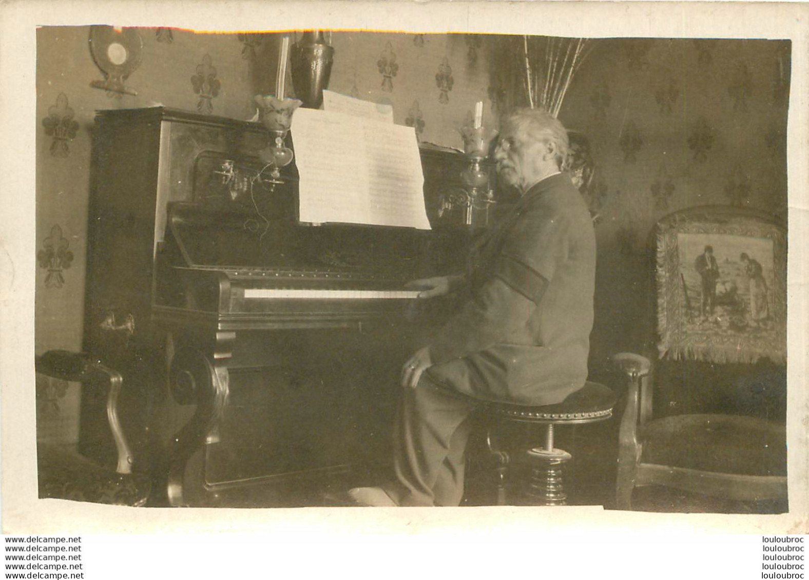 CARTE PHOTO VIEIL HOMME ASSIS AU PIANO - Te Identificeren