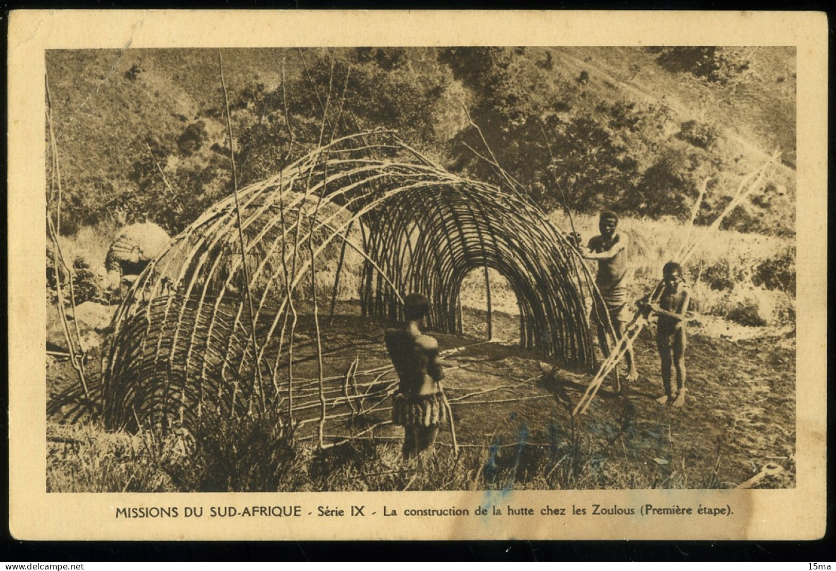 South Africa Missions Du Sud Afrique La Construction De La Hutte Chez Les Zoulous Première étape Carte Tachée 1954 Stain - Zuid-Afrika