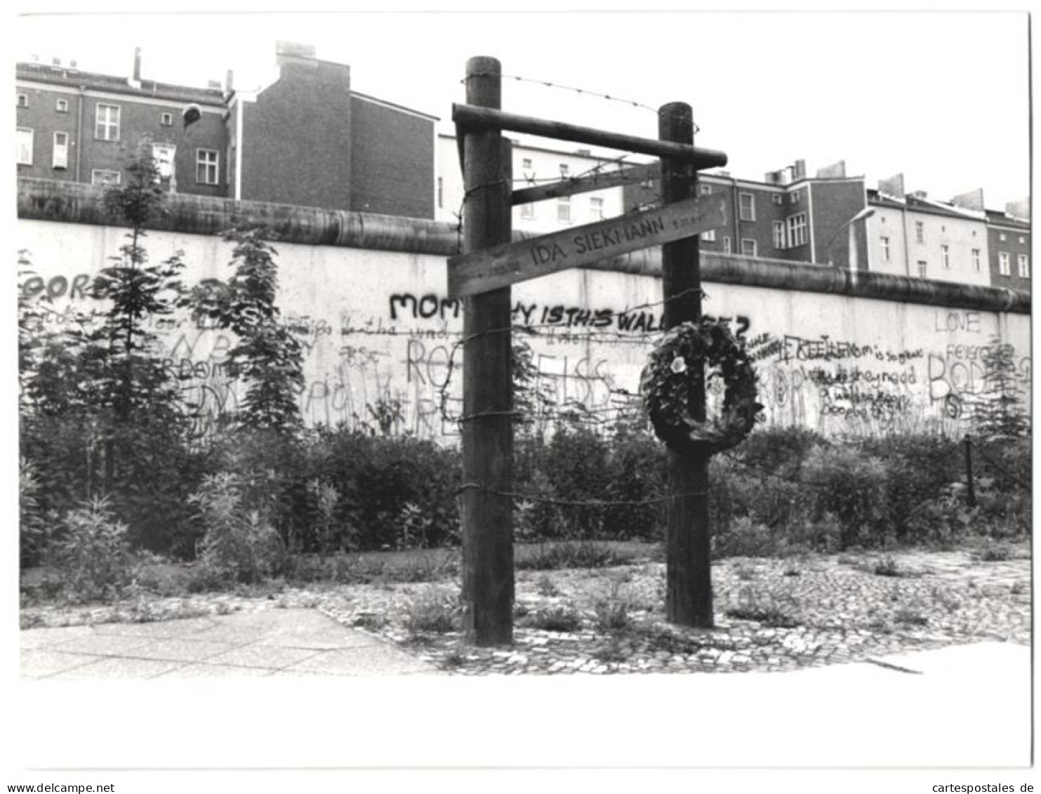 Fotografie Ursula Röhnert, Berlin, Ansicht Berlin, Denkmal Für Das Erste DDR Todesopfer An Der Mauer Ida Siekmann  - Guerre, Militaire