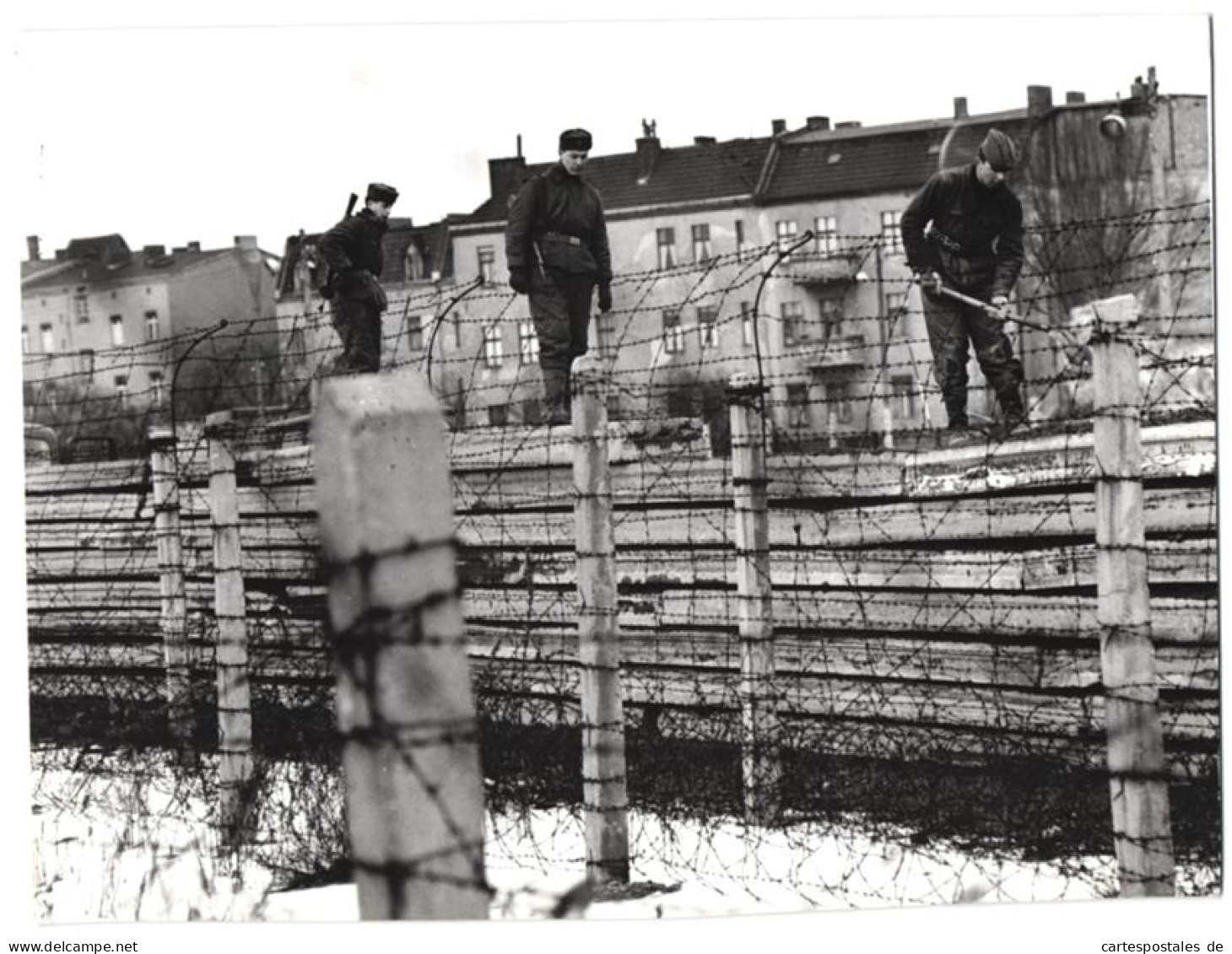 Fotografie Unbekannter Fotograf, Ansicht Berlin (Ost), Grenzsoldaten Beim Ausbau Der Mauer Am S-Bahnhof Wilhelmsruh  - War, Military
