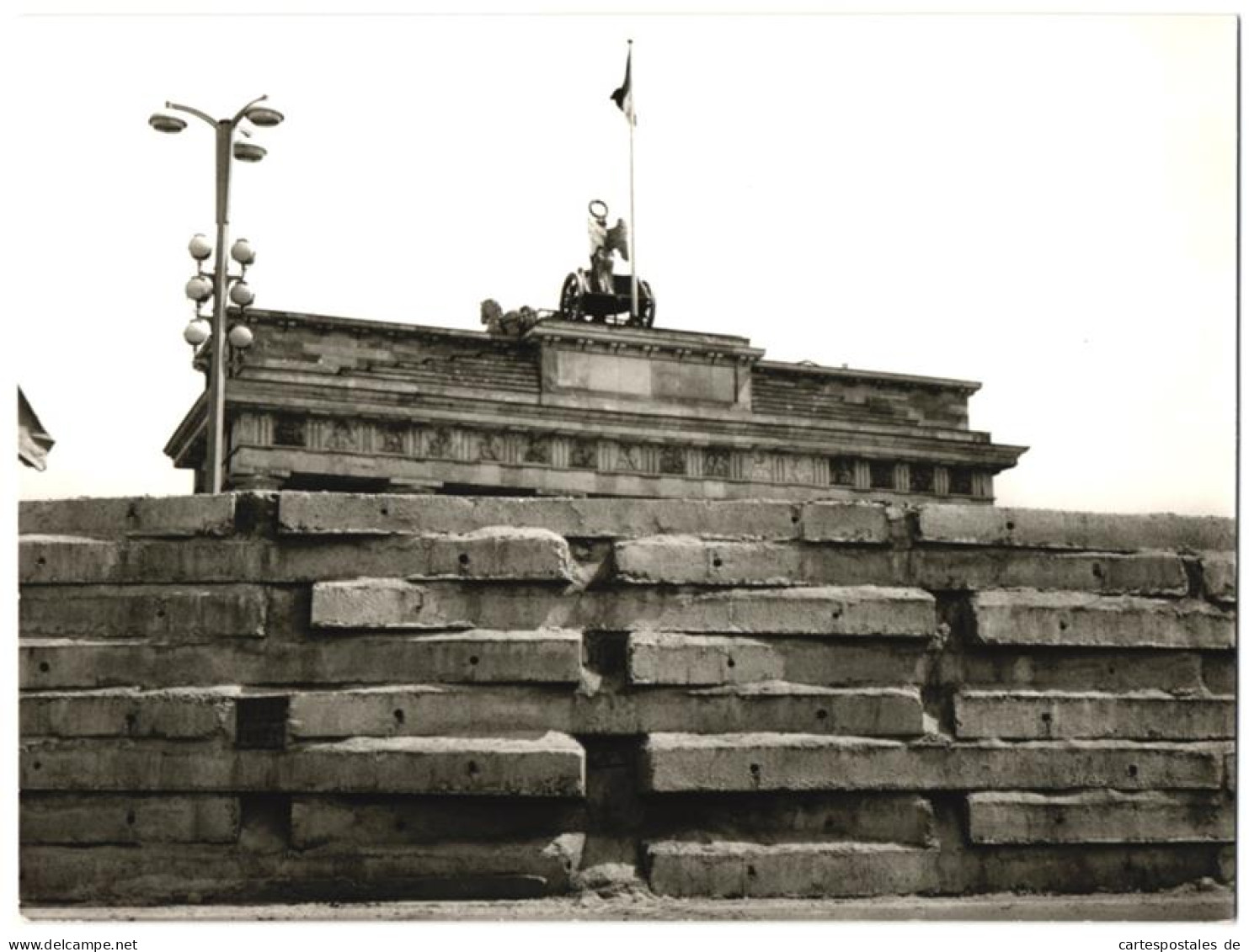 Fotografie Unbekannter Fotograf, Ansicht Berlin (Ost), Blick über Die Mauer Zum Brandenburger Tor  - Krieg, Militär