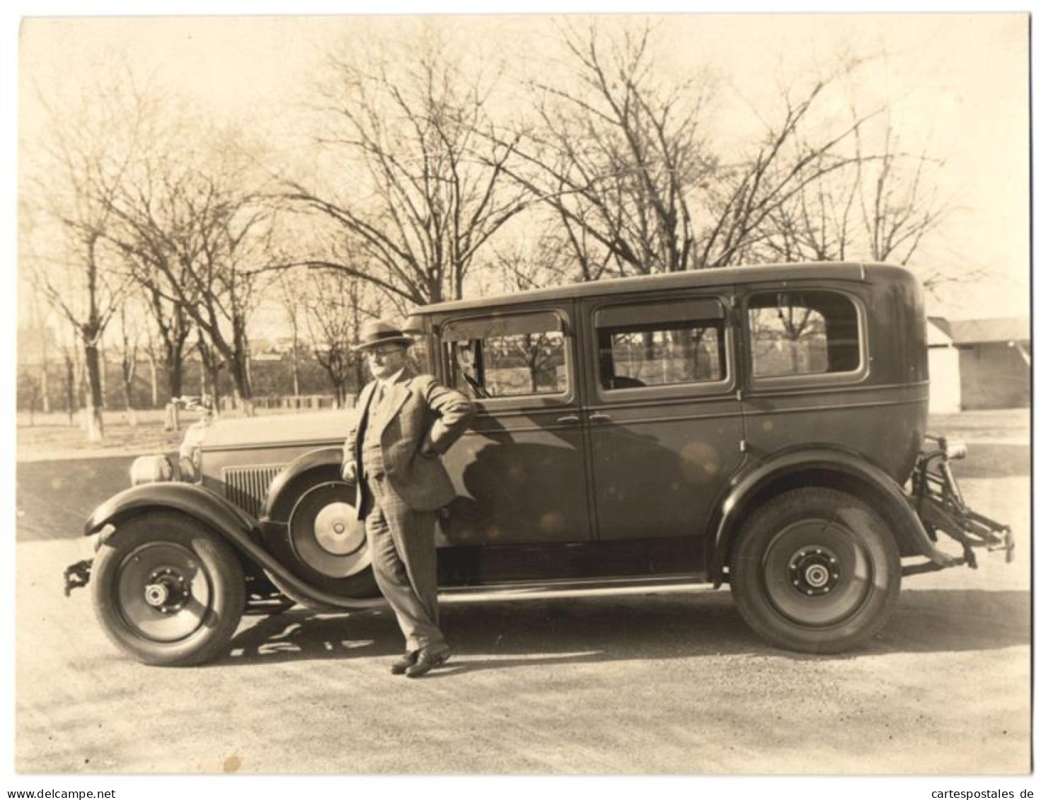 Fotografie Haug, Auto Packard, US-Car, Stolzer Gentleman Nebst Limousine Mit Kühlerfigur  - Cars