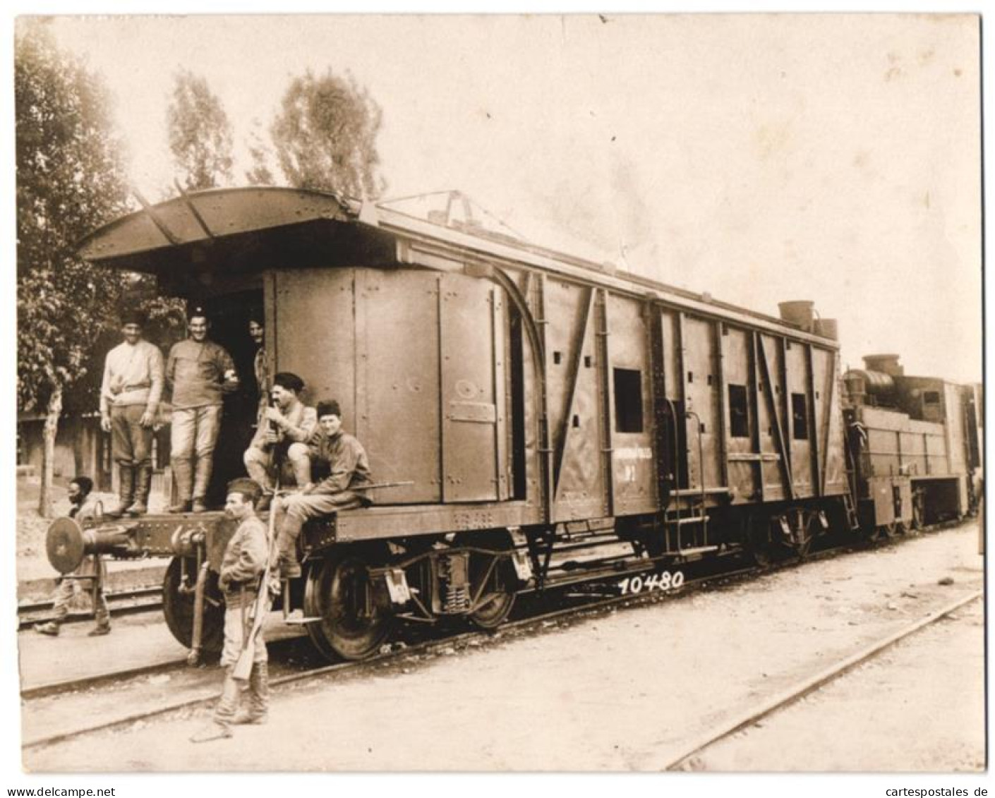 Fotografie 1.WK, Bulgarien, Panzerzug / Militär-Eisenbahn, Dampflok - Lokomotive Mit Panzerplatten, Tank - Train  - Krieg, Militär