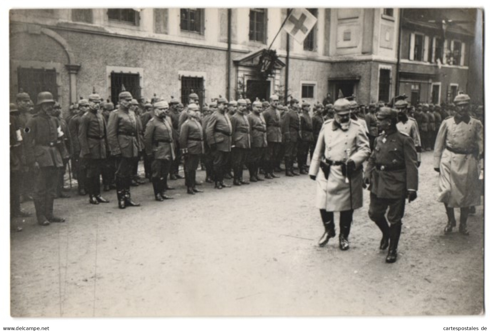 Fotografie Ansicht Ensisheim / Elsass, König Wilhelm Von Württemberg Nebst Stabsoffizieren Vor Lazarett 1917, 1.WK  - Guerre, Militaire