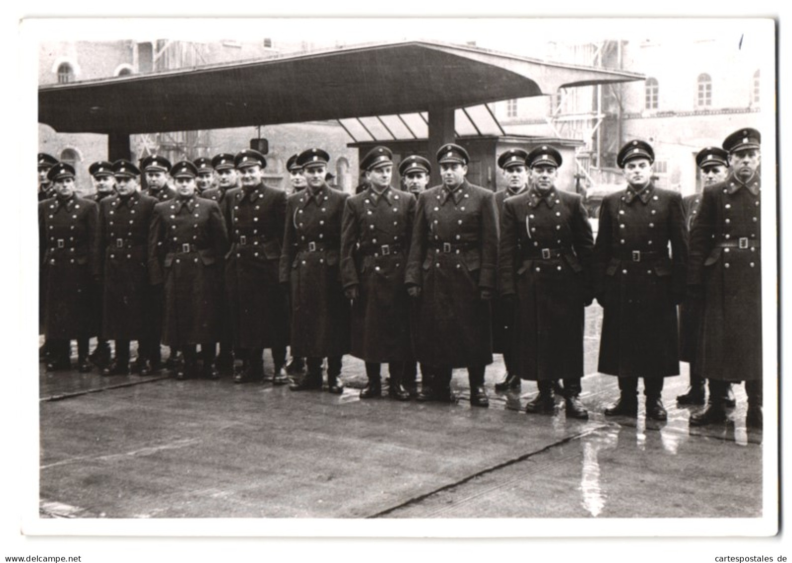 Fotografie Unbekannter Fotograf, Ansicht Wien, Soldaten In Uniform Vor Der Rossauer Kaserne  - Guerre, Militaire