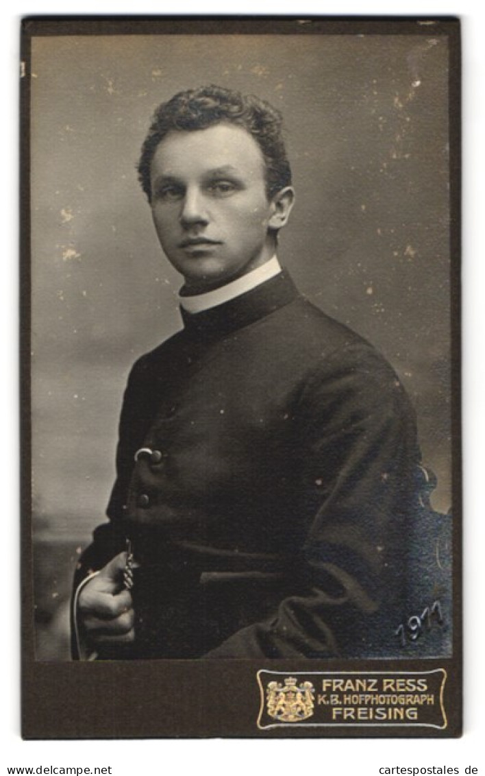 Fotografie Franz Ress, Freising, Am Wörth 100, Portrait Junger Geistlicher Um 1911  - Berühmtheiten