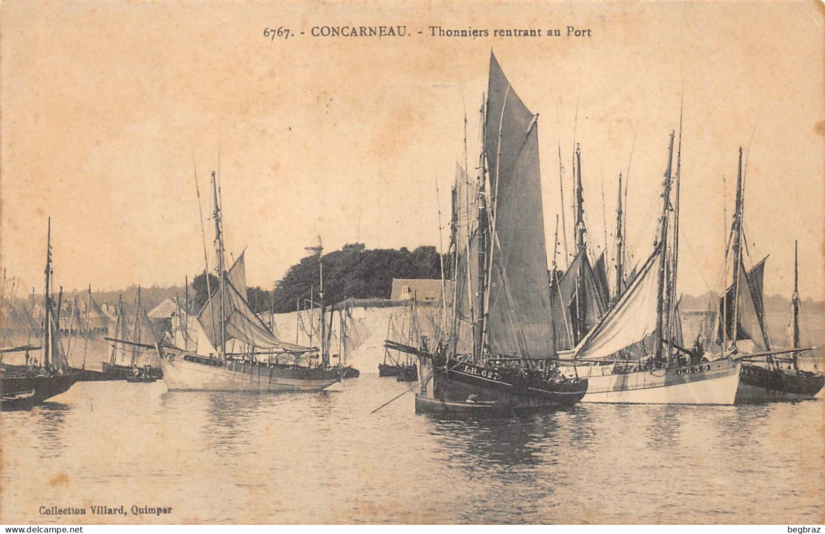 CONCARNEAU     THONNIERS RENTRANT AU PORT - Concarneau