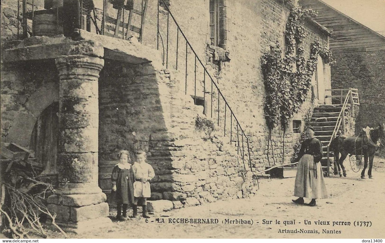 CPA56- LA ROCHE-BERNARD- Sur Le Quai- Un Vieux Perron - La Roche-Bernard