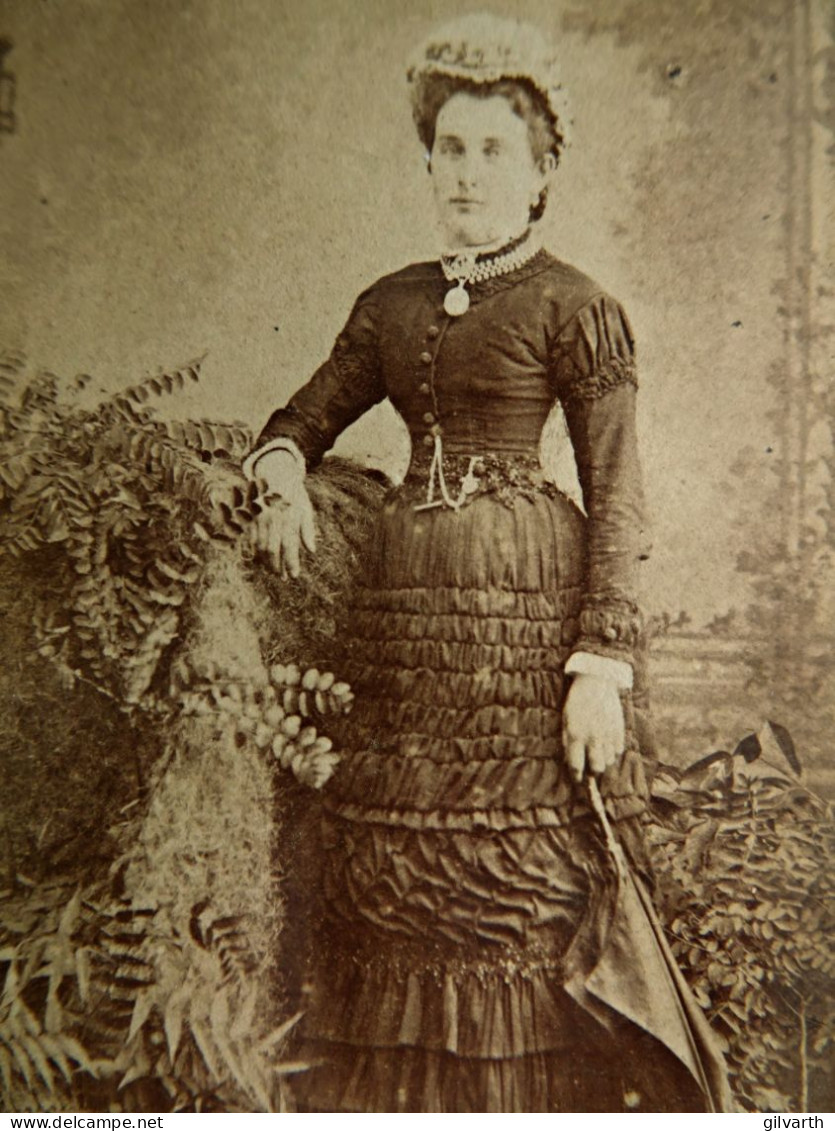 Photo Cdv A. Crolard à Dinard - Femme En Pied, Taille Fille, Chapeau, Ombrelle,  Coiffe, Circa 1875 L432 - Old (before 1900)