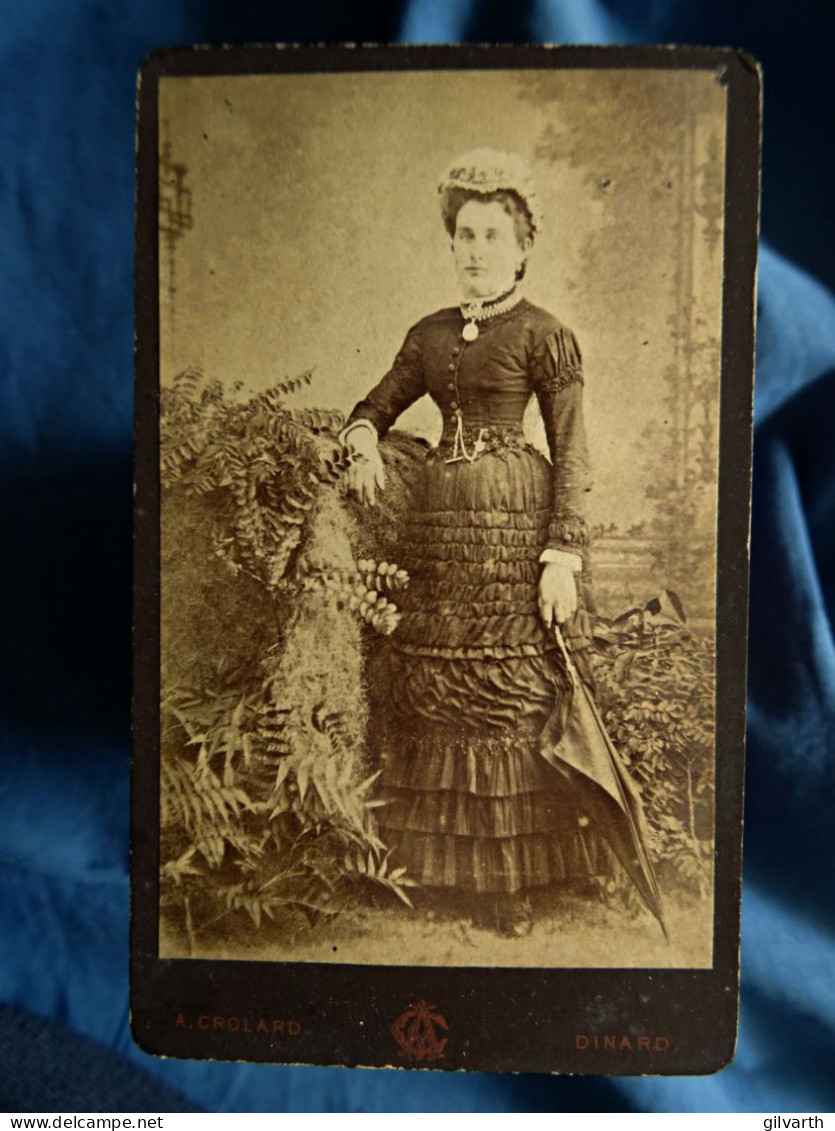 Photo Cdv A. Crolard à Dinard - Femme En Pied, Taille Fille, Chapeau, Ombrelle,  Coiffe, Circa 1875 L432 - Old (before 1900)