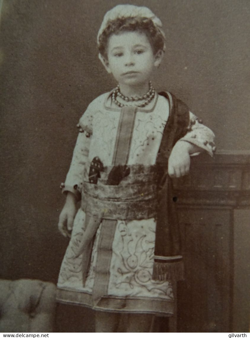 Photo Cdv Martin  à Montpellier - Jeune Garçon En Robe, Julien Fondere, Ca 1885 L432 - Antiche (ante 1900)