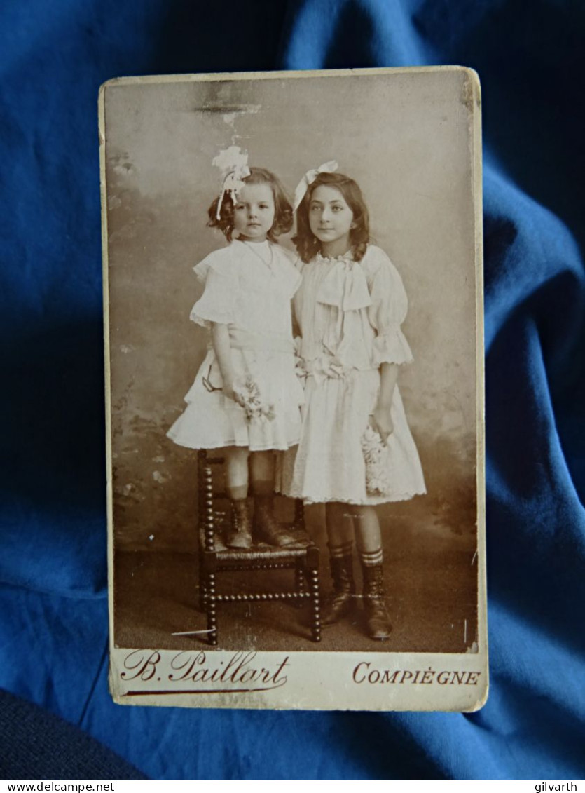 Photo Cdv B. Paillart à Compiègne - Deux Fillettes Avec Ruban Dans Les Cheveux, Ca 1890 L432 - Old (before 1900)