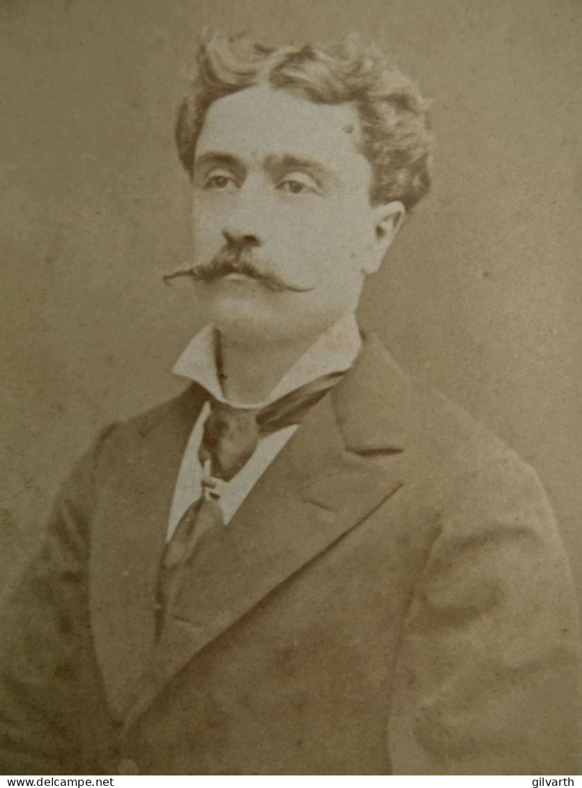 Photo Cdv Seyve à Saint Etienne - Homme à L'élégante Moustache, Ca 1870-75 L432 - Alte (vor 1900)