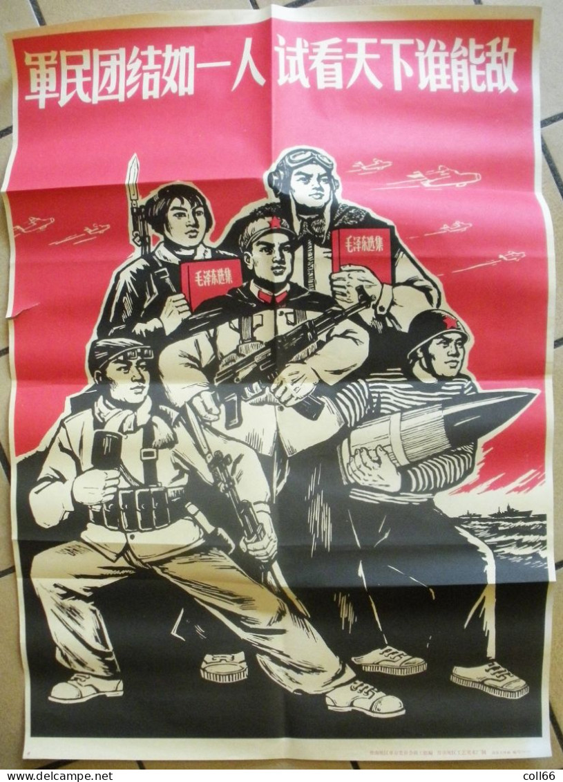 Affiche Propagande Communiste Chine Révolution Soldats Armés & Kalachnikov.52x75 Cm Port Franco - Manifesti