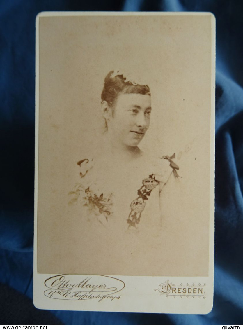 Photo CDV Mayer à Dresden  Portrait Femme  Fleur Dans Les Cheveux  Robe Avec Rubans  CA 1890 - L679B - Old (before 1900)