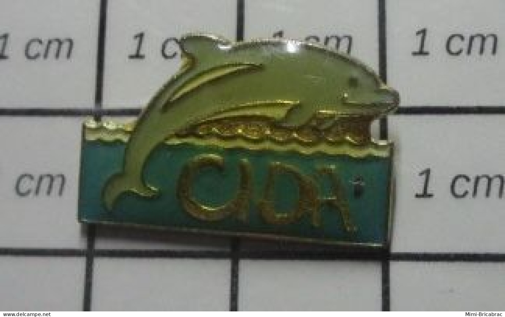 2722 Pin's Pins / Beau Et Rare : ANIMAUX / DAUPHIN GRIS CIDA ??? - Tiere