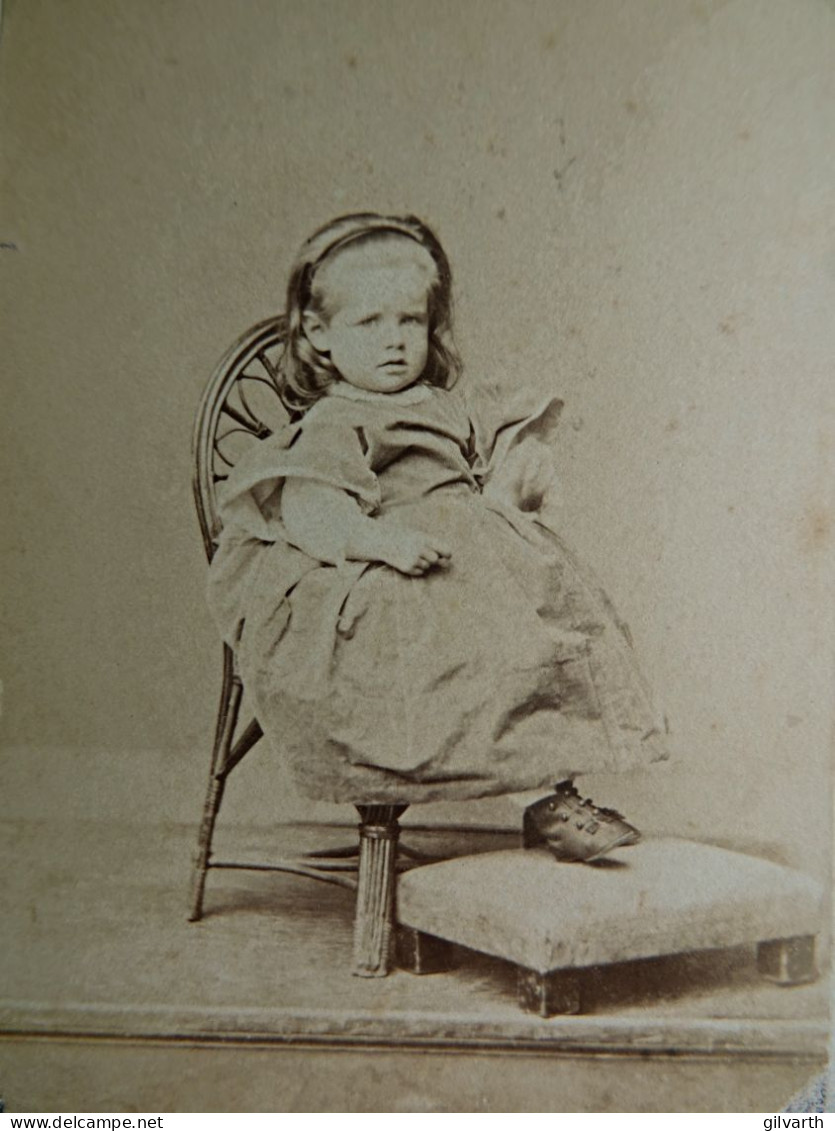 Photo CDV Brandseph à Stuttgart  Petite Fille Assise  Pieds Posés  Sur Un Repose-pieds  CA 1865 - L679B - Old (before 1900)