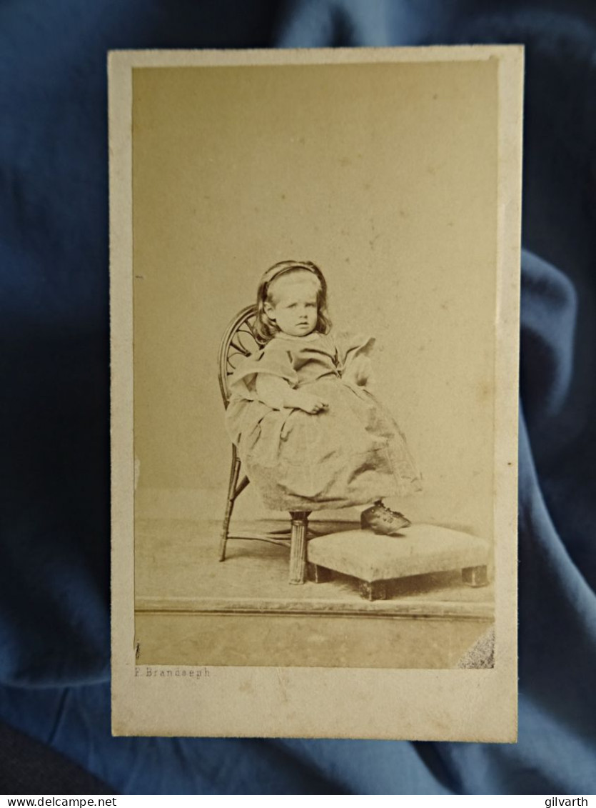 Photo CDV Brandseph à Stuttgart  Petite Fille Assise  Pieds Posés  Sur Un Repose-pieds  CA 1865 - L679B - Old (before 1900)