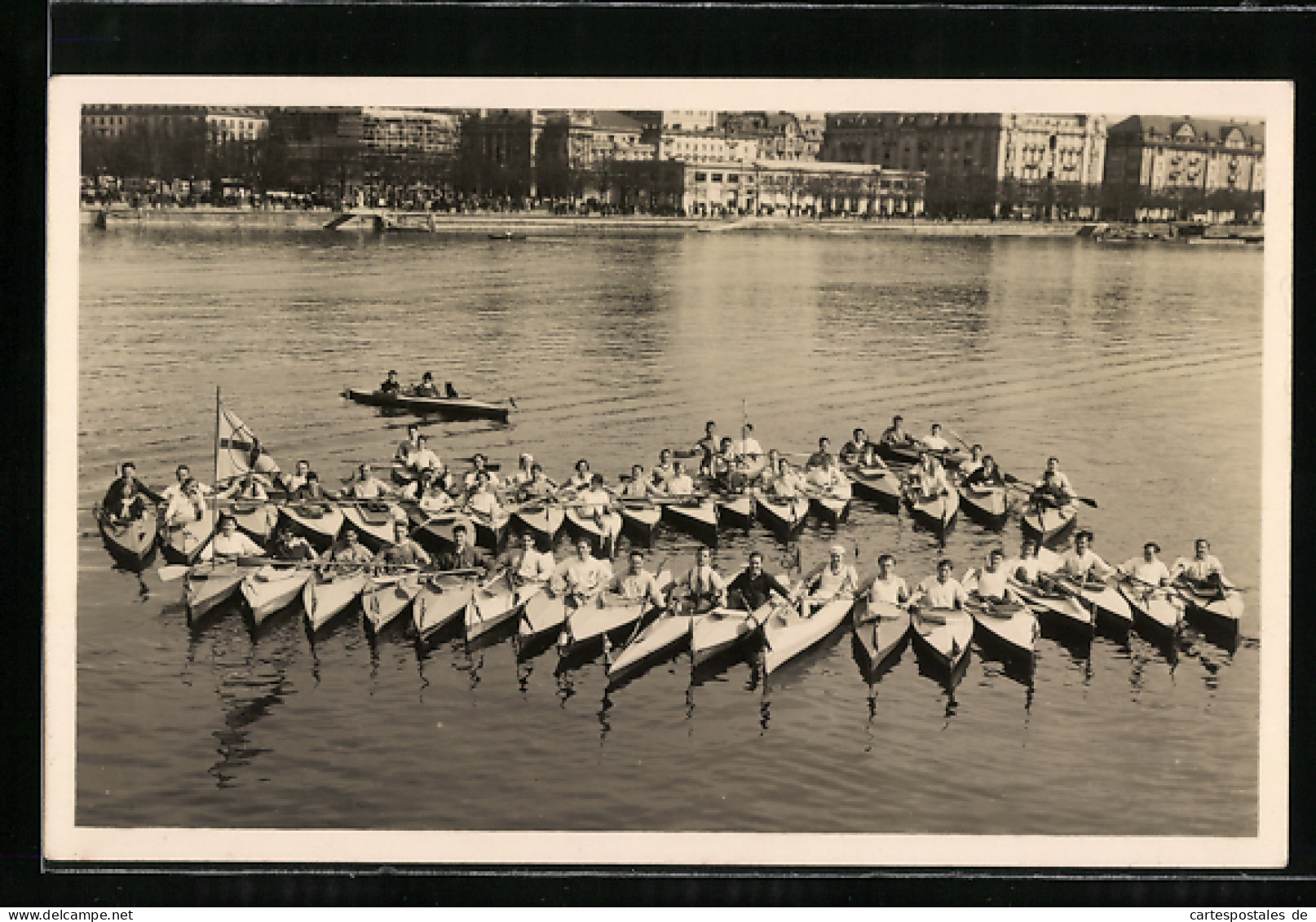 Foto-AK Paddelboote Auf Einem Städtischen Gewässer, Einer-Versammlung  - Rowing