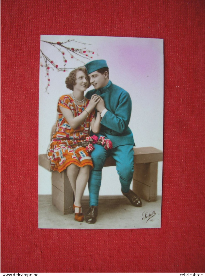 LCP29 - Couple D'amoureux - Jeune Femme Avec Bouquet De Roses Et Un Soldat Assis Sur Un Banc - Super 1117 - Paare